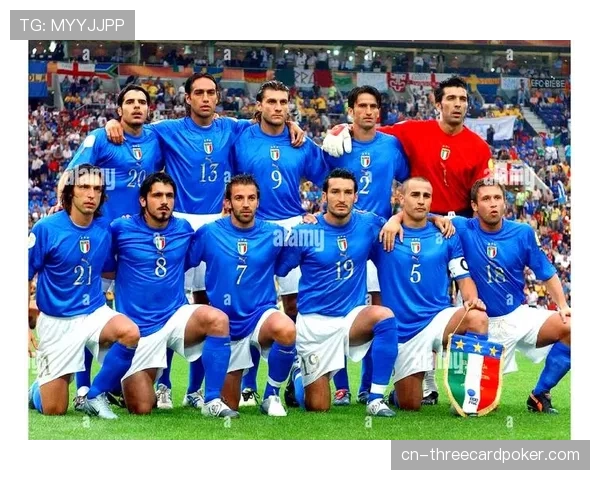 特写：看台上，前罗马队长德罗西观看儿子青训比赛