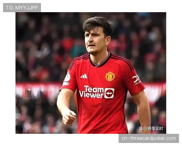 特写:前曼联队长马奎尔重回老特拉福德,获主场球迷起立鼓掌